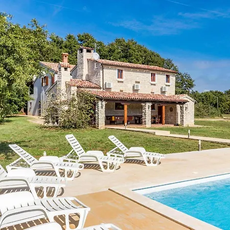 Holiday home 4 Bedroom Awesome In Pula *