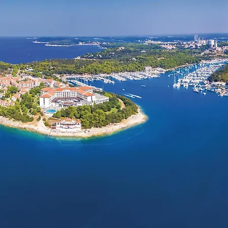 Holiday home 4 Bedroom Awesome In Pula Pula