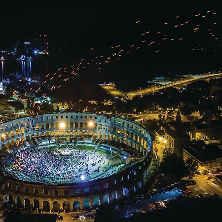 Holiday home 4 Bedroom Awesome In Pula *