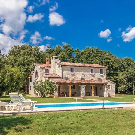 Holiday home 4 Bedroom Awesome In Pula