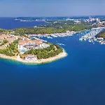 Vikendica 4 Bedroom Awesome In Pula