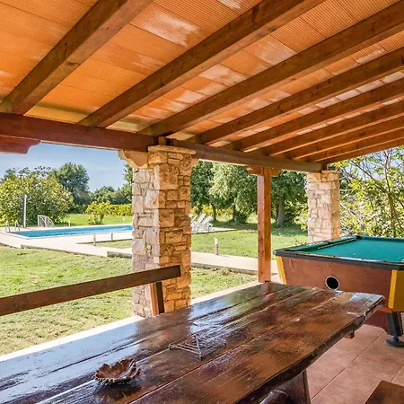 4 Bedroom Awesome In Pula