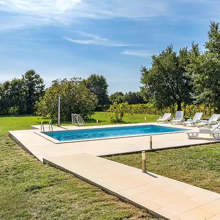 4 Bedroom Awesome In Pula