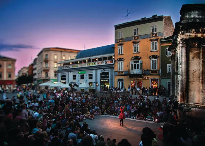 4 Bedroom Awesome In *