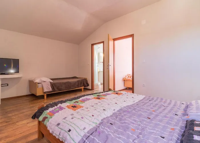 Vikendica 4 Bedroom Awesome In *