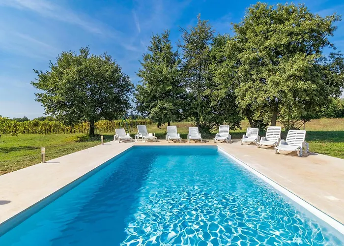 4 Bedroom Awesome In Vikendica Pula