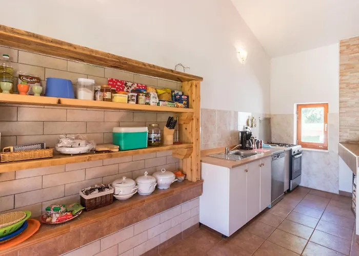 4 Bedroom Awesome In * Pula