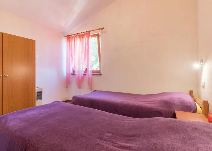 4 Bedroom Awesome In Vikendica Pula