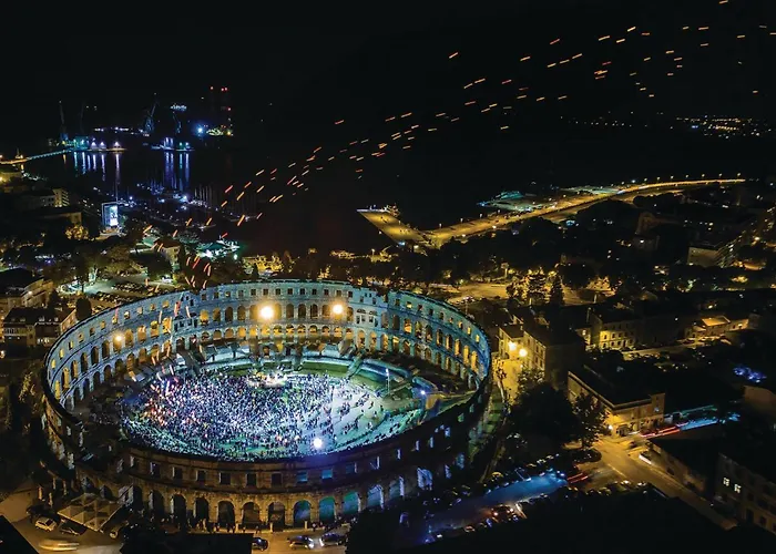 Vikendica 4 Bedroom Awesome In *