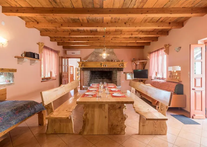 Vikendica 4 Bedroom Awesome In Pula