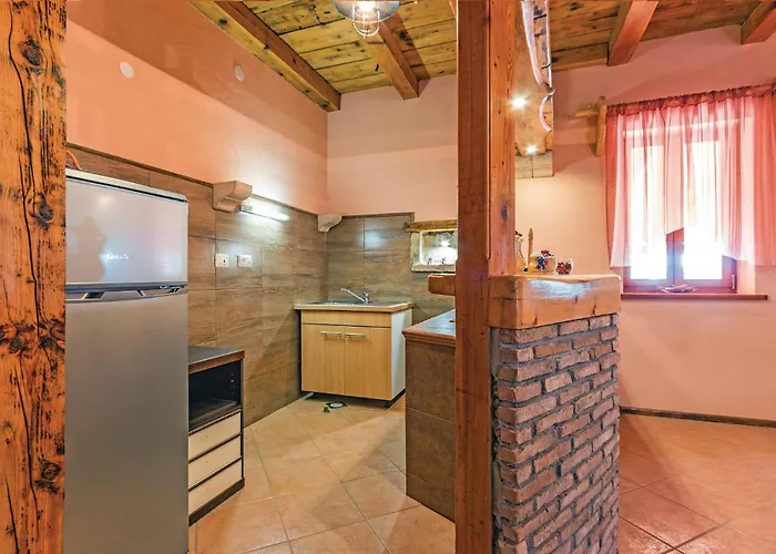 4 Bedroom Awesome In * Pula