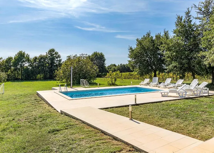 4 Bedroom Awesome In Pula